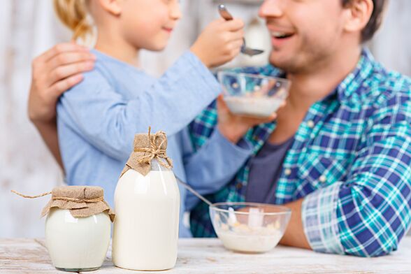 Het dieet vereist de voorbereiding van het lichaam door de geleidelijke toevoeging van kefir aan het dieet