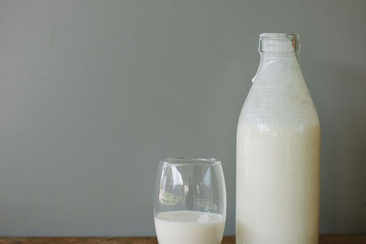 Kefir is een gezonde drank die wordt aanbevolen om in de dagelijkse voeding op te nemen.