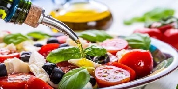 Bij het bereiden van mediterrane dieetgerechten moet u olijfolie gebruiken.