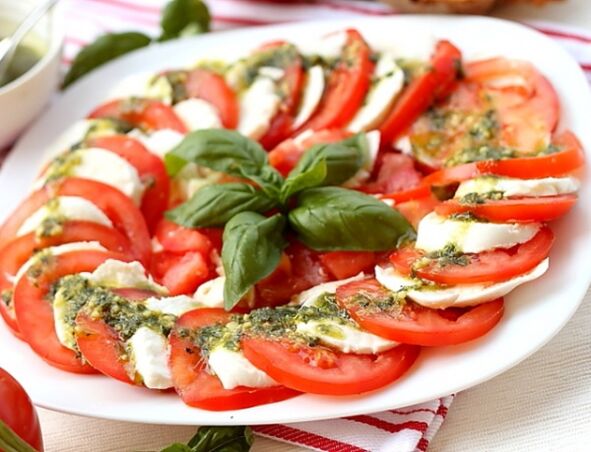 Caprese is een uitstekend voorgerecht voor mensen die een mediterraan dieet volgen.