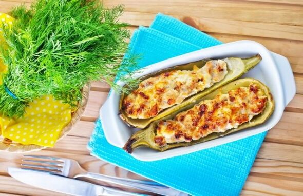 Het mediterrane dieet is rijk aan groentegerechten, zoals courgette met fetakaas
