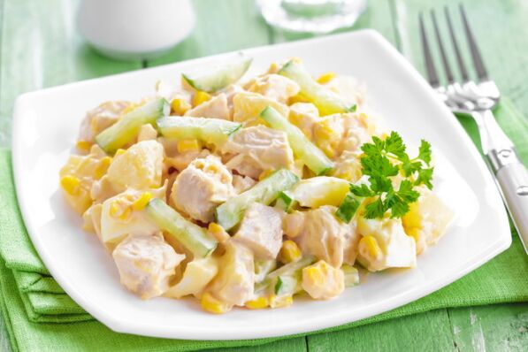 Zomersalade - een licht en ongewoon gerecht op het mediterrane dieetmenu