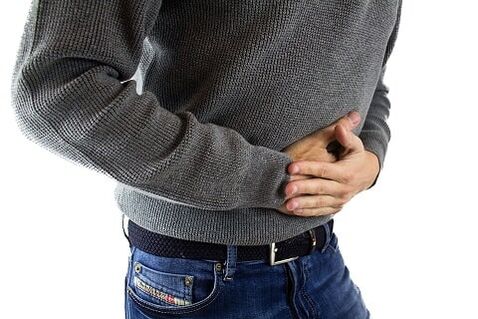 een man heeft symptomen van gastritis